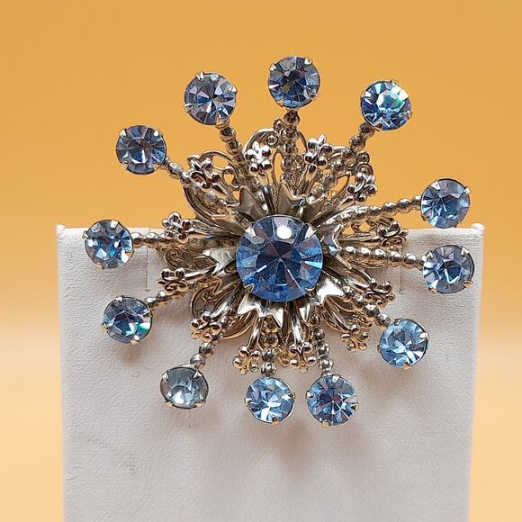 Vintage Light Blue Snowflake Brooch, Silver Tone Filigree, 1950s Pin - Picture 5 of 10